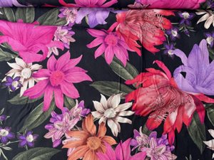 Vævet viscose - rødlige blomster på sort bund